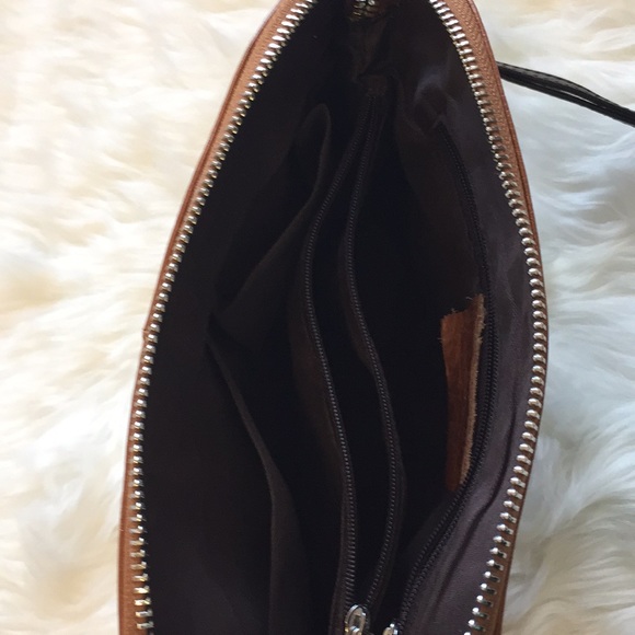 Like new Lecxci leather wristlet/crossbody bag - Picture 4 of 8